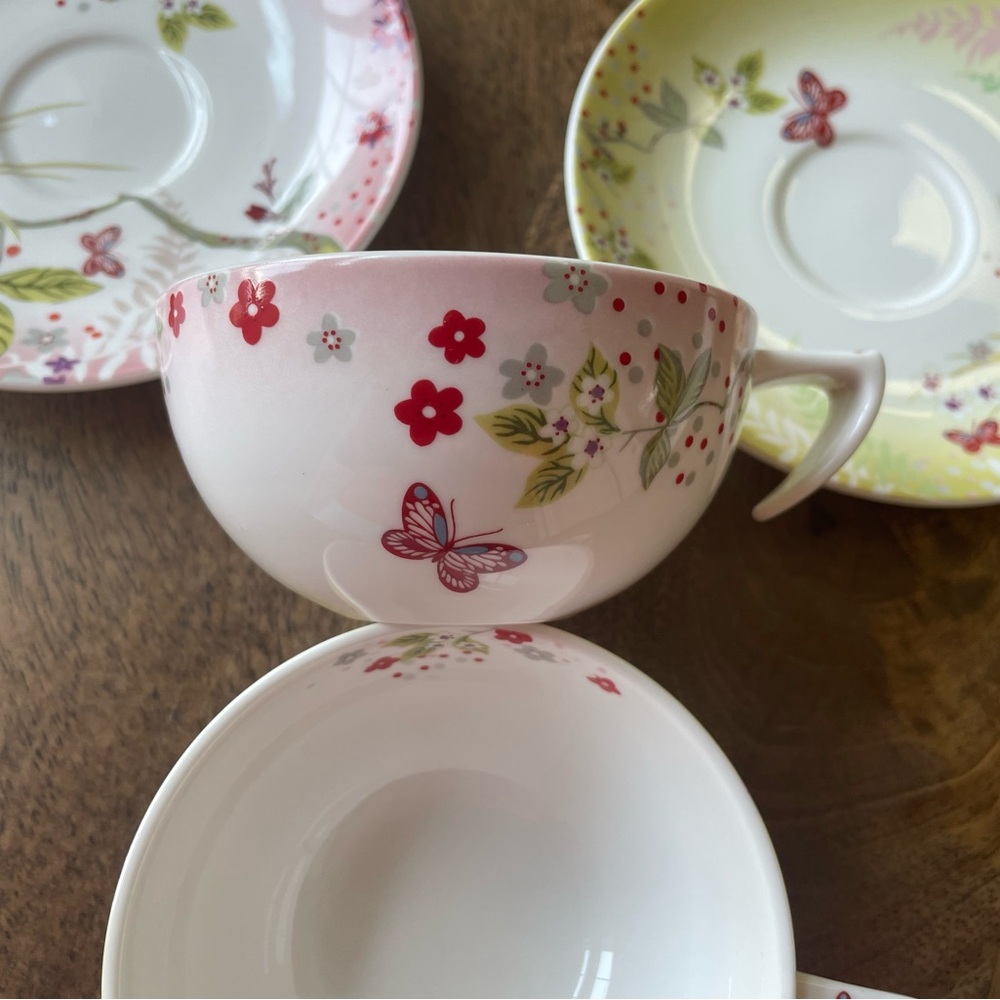 2 Teacups and 2 Saucers